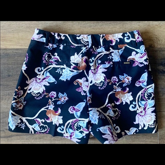 White House Black Market Pants - Size 4 WHBM “5 inch dress short”